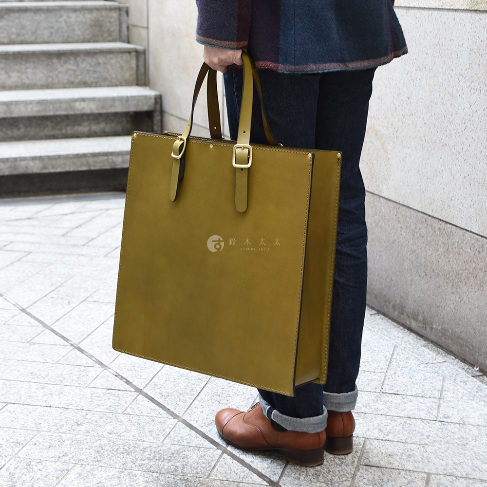 職人手作皮革商務用紙袋托特包 T-16，呈現橄欖綠色，採用皮革材質，搭配金色金屬釦件，設計簡約大方。