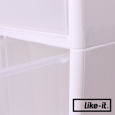 白色塑膠四層夾縫收納櫃的局部特寫，展示了抽屜軌道和櫃體結構。