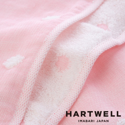 粉色今治純棉點點紗布浴巾，材質柔軟，觸感細緻，可見細密的織紋與立體點狀圖案。