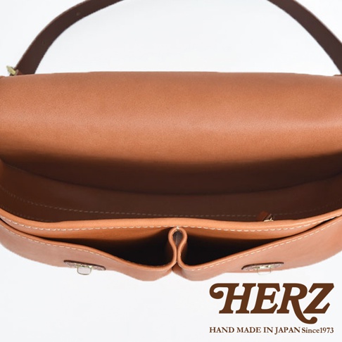 職人手作皮革傳統釣魚包，採用棕褐色皮革製成，包身結構清晰，內有兩個隔層。