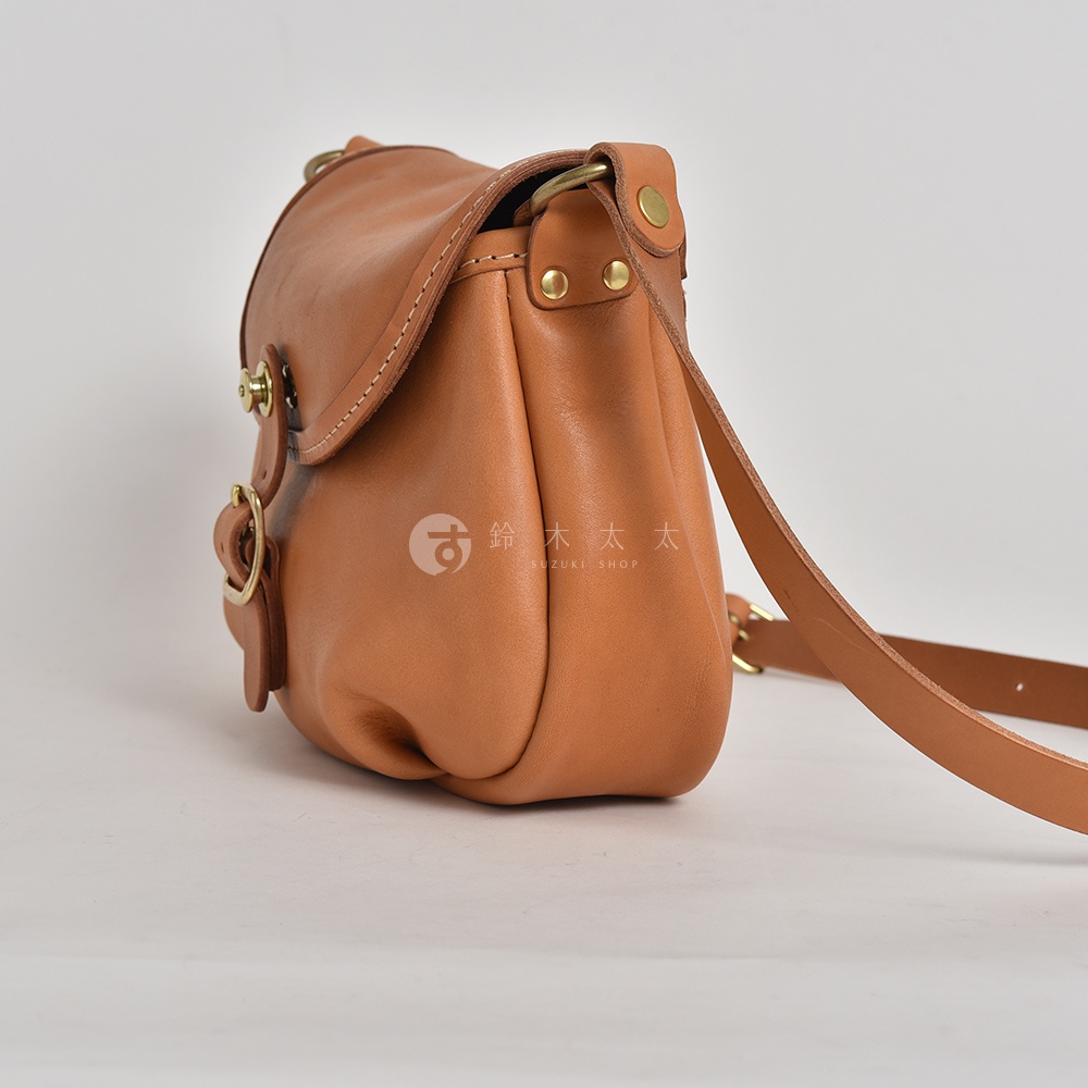 日本HERZ職人手作Stare皮革休閒旅行馬鞍包，棕色，視角偏左側，展現皮質紋理與金屬扣環細節