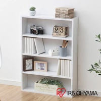 白色四層書櫃，頂部擺放盆栽、書本和復古相機，第二層有日曆、白色小屋裝飾、筆筒和書籍，第三層有相框和書籍，底部有裝有綠植的木盒，整體為簡潔的家居收納展示。