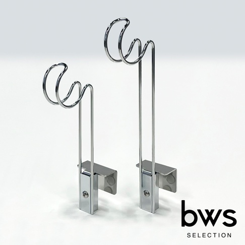 白色背景下展示一對 bws SELECTION 品牌的不鏽鋼金屬掛架，掛架結構由細長的鋼條與捲曲支撐頂端組成，底部設有夾式固定底座與固定螺絲，整體呈現簡約的金屬光澤感，適合懸掛於櫥櫃邊緣。