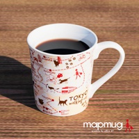 這是一只白色的陶瓷馬克杯，杯身上繪有紅色的東京手繪地圖，地圖中有許多散步的貓咪圖案、人像、腳印和東京地名，杯子裡裝有深色液體。