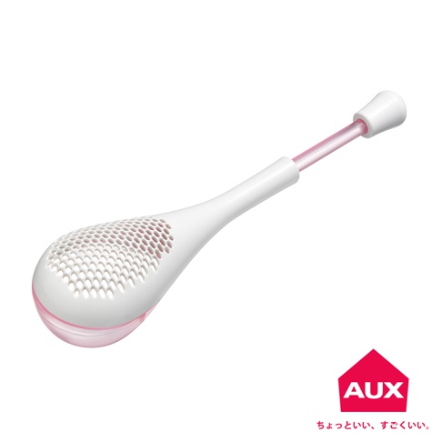 白色料理專用撒粉器，前端為粉紅色透明收納盒，上方有網狀孔洞，長柄末端有粉紅色透明管連接白色按壓頭。