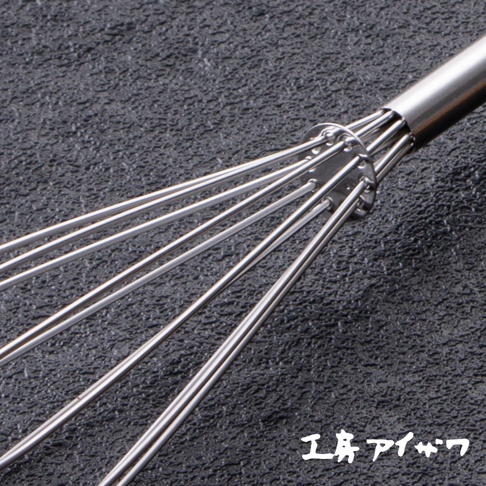 不鏽鋼攪拌棒，銀色，多根細長攪拌線從圓形固定環延伸而出，末端為圓柱形握把，整體材質為金屬。