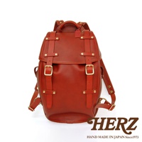 職人手作皮革經典雙扣後背包，採用光滑的紅色皮革材質，配有兩個金色搭扣和多個皮革束帶，經典設計。