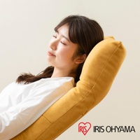 黃色布藝材質的躺椅，展示了座椅的扶手和傾斜角度，一名女子頭部倚靠在扶手上，閉眼放鬆。