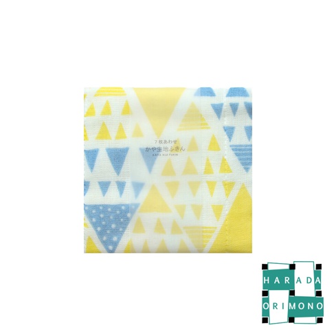七層紗疊織家事萬用擦拭巾，白色為底，印有黃色與藍色幾何三角形圖案，材質輕薄。
