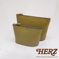 兩個橄欖綠色皮革三角收納包，一大一小，皆有金色拉鍊和品牌壓紋，搭配白色背景。