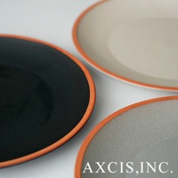 PURE 素燒百搭陶瓷主菜盤，展示黑色、米白色與灰色三款，皆帶有橘色外圈，呈現簡約設計。