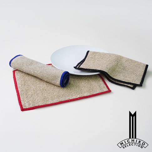 自在道具棉麻速乾廚房拭巾，有紅色、黑色與藍色滾邊，搭配白色餐盤，置於米色布上