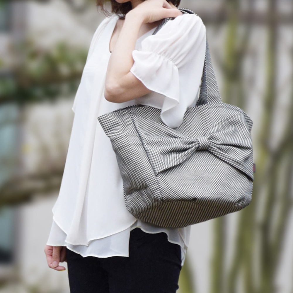 三河木綿刺子織托特包，採用黑白格紋布料，正面有一個大型蝴蝶結裝飾，可肩背。