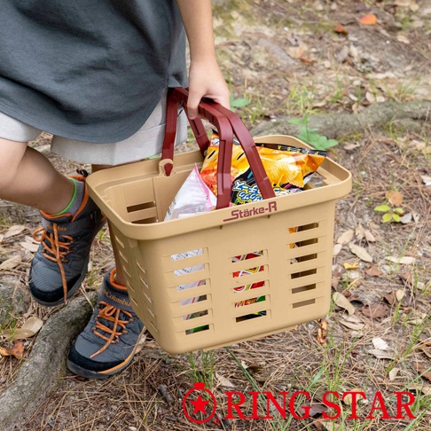 Starke-R 超級迷你籃，米褐色塑膠材質，附有深紅色提把，籃身兩側有長條形鏤空設計，籃內裝有零食包。