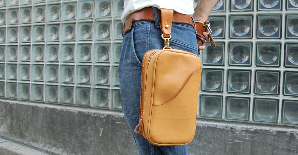 日本HERZ職人手作皮革兩用直立型斜背包 (F-103) 側背包，採用Latigo軟皮革製成，展現職人手作質感，斜背包懸掛於腰間皮帶上。