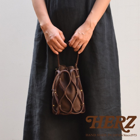 日本HERZ職人手作皮革Organ編織水桶包，棕色皮革編織出網狀造型，搭配柔軟的內袋，適合日常攜帶。