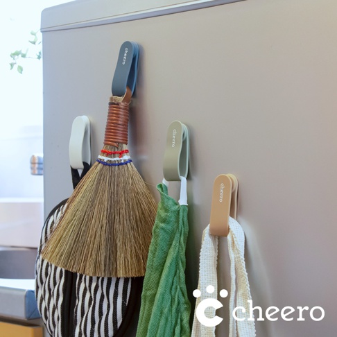 一組三個萬能QQ變形夾，分別為深藍色、淺綠色和淺棕色，夾著掃把、綠色布料和白色網狀袋。