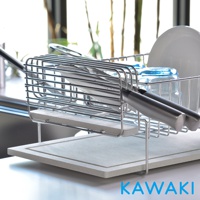 銀色金屬網架，內含珪藻土吸水板，架上放置兩支不鏽鋼刀具，後方有藍色玻璃杯及白色盤子。