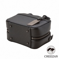 JETTER 迷你箱型包 CJTF-038，黑色荔枝紋皮革，方形箱體結構，配有雙層拉鍊設計，頂部附有金屬吊牌及皮革提把，四角設有金屬鉚釘裝飾。