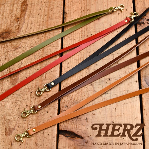 五條皮革製證件識別夾專用掛繩，顏色包含軍綠、紅色、黑色、深棕與淺棕，皆配有黃銅色鉤扣，用於固定證件夾。