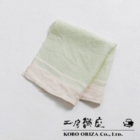 一塊淺綠色的純亞麻斜紋廚房拭巾，帶有米白色滾邊和細條紋，質地柔軟，適合各種用途。