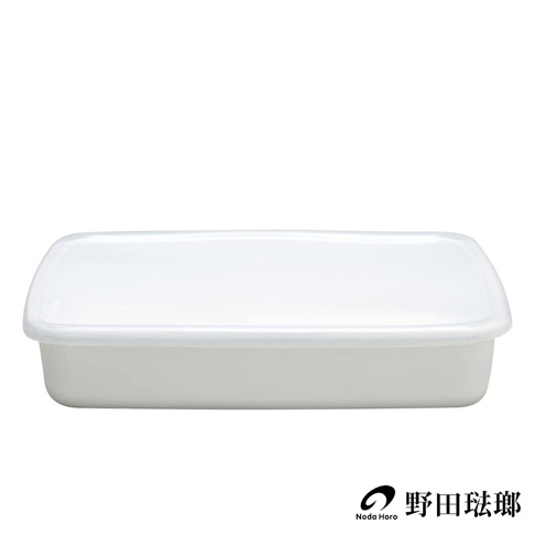 長方形淺型白色琺瑯保存容器（L尺寸），附白色半透明塑膠蓋，容器邊緣圓潤，材質光滑。