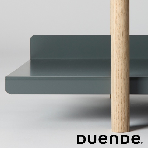 MARGE SHELF 4 四層置物收納架，展示灰色金屬層板與圓形淺木色木柱結構。