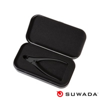 日本職人指甲剪-黑鋼款S，置於黑色金屬收納盒內，指甲剪為黑色鋼材，造型簡潔。