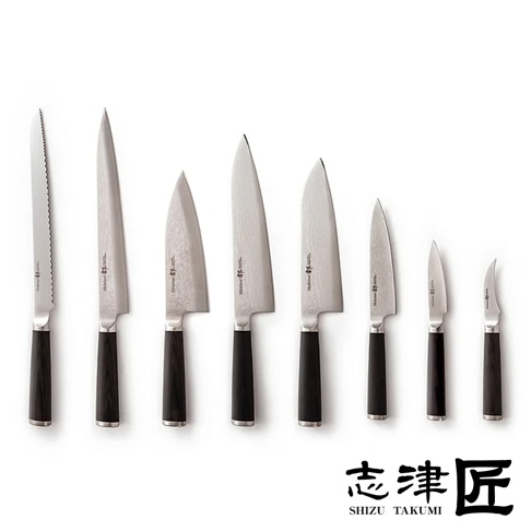 一組七把志津匠刀具，從左至右分別是鋸齒刀、主廚刀、Santoku 刀、三德刀、Utility 刀、削皮刀和雕刻刀，刀柄皆為黑色。