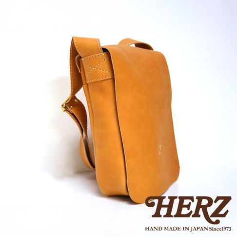日本HERZ職人手作皮革軟皮直式斜背包，駝色，細節處展現精湛工藝。