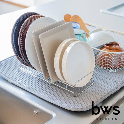 bws SELECTION 不鏽鋼可伸縮簡約瀝水架，瀝水架上擺放著多個不同大小和顏色的盤子、碗以及木製餐具。