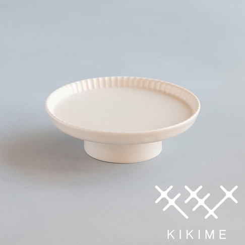 koudai 美濃燒高腳平盤 M，米白色陶瓷材質，盤緣有放射狀壓紋，底部有圓柱形支架，整體呈現簡約質感。