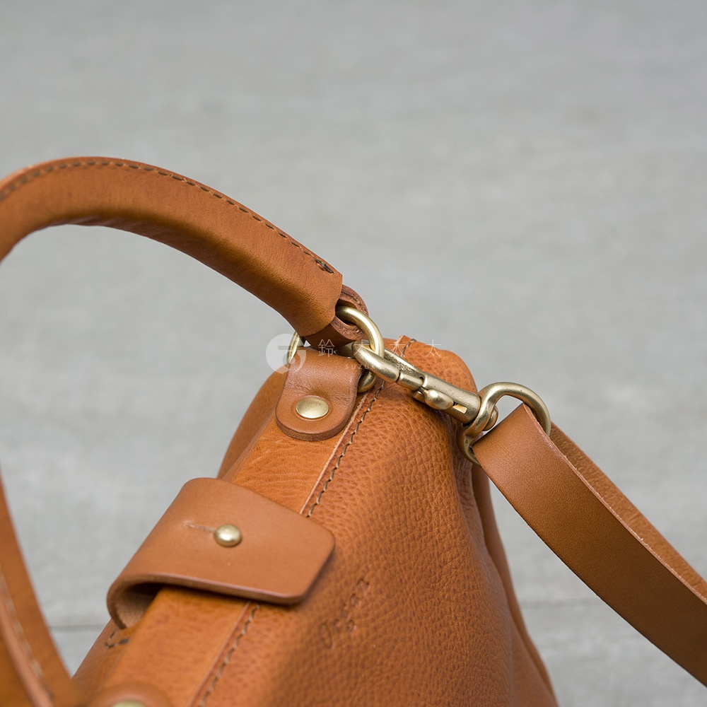 職人手作皮革Organ兩用方形口金托特包，焦糖棕色，細緻的粒面皮革，搭配復古黃銅色五金配件，展現簡約質感。