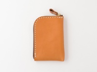 職人手作皮革迷你錢包，採用棕褐色皮革製作，配有咖啡色車縫線和金色拉鍊頭。錢包設計簡潔，邊緣圓潤，適合收納小物。