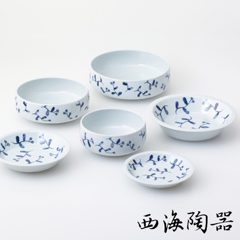 波佐見燒藍花紋六件式碗盤組，包含多個不同尺寸的白色陶瓷碗盤，表面飾有藍色植物枝葉圖案。
