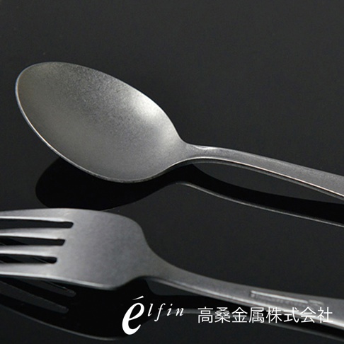 日製熔岩黑石餐具組，包含一把湯匙與一把叉子，皆為金屬材質，呈現深邃的黑色與霧面質感。