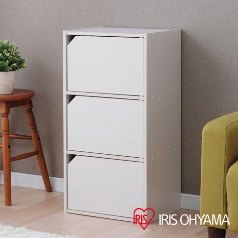 白色木質三層櫃，附有三個相同大小的櫃門，櫃門上方有斜角設計。