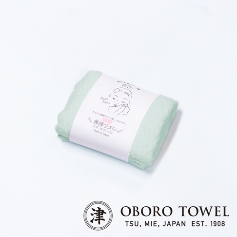 淺綠色柔軟毛巾，包裝紙上印有日文「專顏タオル FOR SKINCARE」字樣及女性臉部插畫，標示「Made in Japan」。