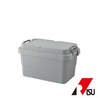 灰色塑膠製可堆疊收納箱，配有黑色提把和銀色扣環，箱體有明顯的層疊紋路，整體設計簡潔實用。