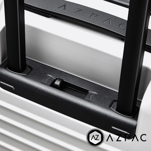 AZPAC 品牌的行李箱，黑色輪組和煞車鎖。