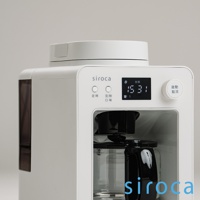 白色 SC-A3520 自動研磨咖啡機，配備黑色把手的玻璃咖啡壺，頂部有圓形蓋子，側面有深棕色透明水箱。機身正面有「siroca」標誌、兩個圓形按鈕、一個顯示時間的黑色數位螢幕，以及一個標有「啟動/取消」的白色旋鈕。
