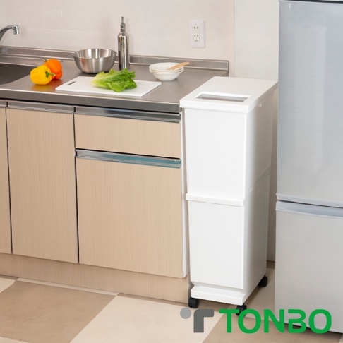 白色雙層分類垃圾桶，附有可移動的輪子，放置於廚房檯面旁，旁邊有冰箱和木紋櫥櫃。