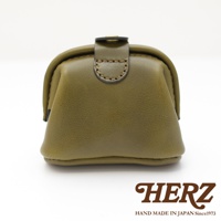 橄欖綠皮革口金化妝包，有縫線和金屬扣，設計簡潔，適合日常攜帶。