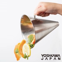 一個圓錐形的不鏽鋼廚餘收納架，帶有一個小提手，架內裝有橘子皮、檸檬片和薄荷葉，部分廚餘正從架中漏出。