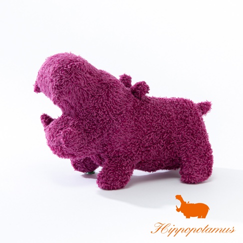 紫色竹棉混紡材質的河馬造型抓握玩偶，絨毛柔軟，具有立體耳朵和尾巴，擺放於白色背景上。