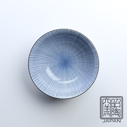 藍染千段十草丼飯碗，陶瓷材質，碗內側佈滿藍色細線放射狀的十草紋，碗緣為黑色。