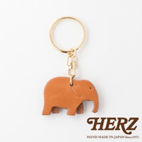 職人手作皮革大象造型鑰匙圈，採用棕色皮革製成，搭配金色鑰匙圈及鉤環。