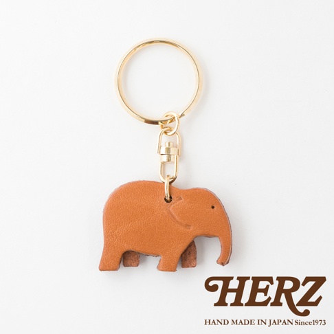 職人手作皮革大象造型鑰匙圈，採用棕色皮革製成，搭配金色鑰匙圈及鉤環。