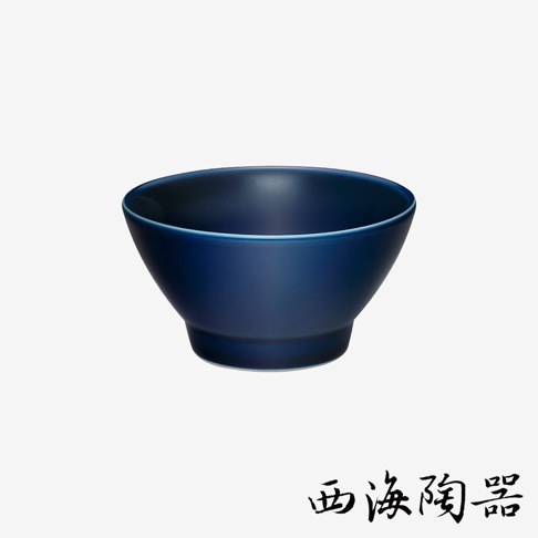 一個深藍色的波佐見燒輕量飯碗，碗身呈錐形，底部較窄，材質為陶瓷，碗口邊緣有一圈細緻的淺藍色線條。