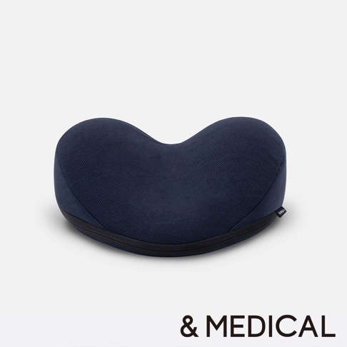 深藍色網狀織物製成的肩頸按摩枕，呈現人形骨骼彎曲的設計，底部有一圈黑色飾邊。